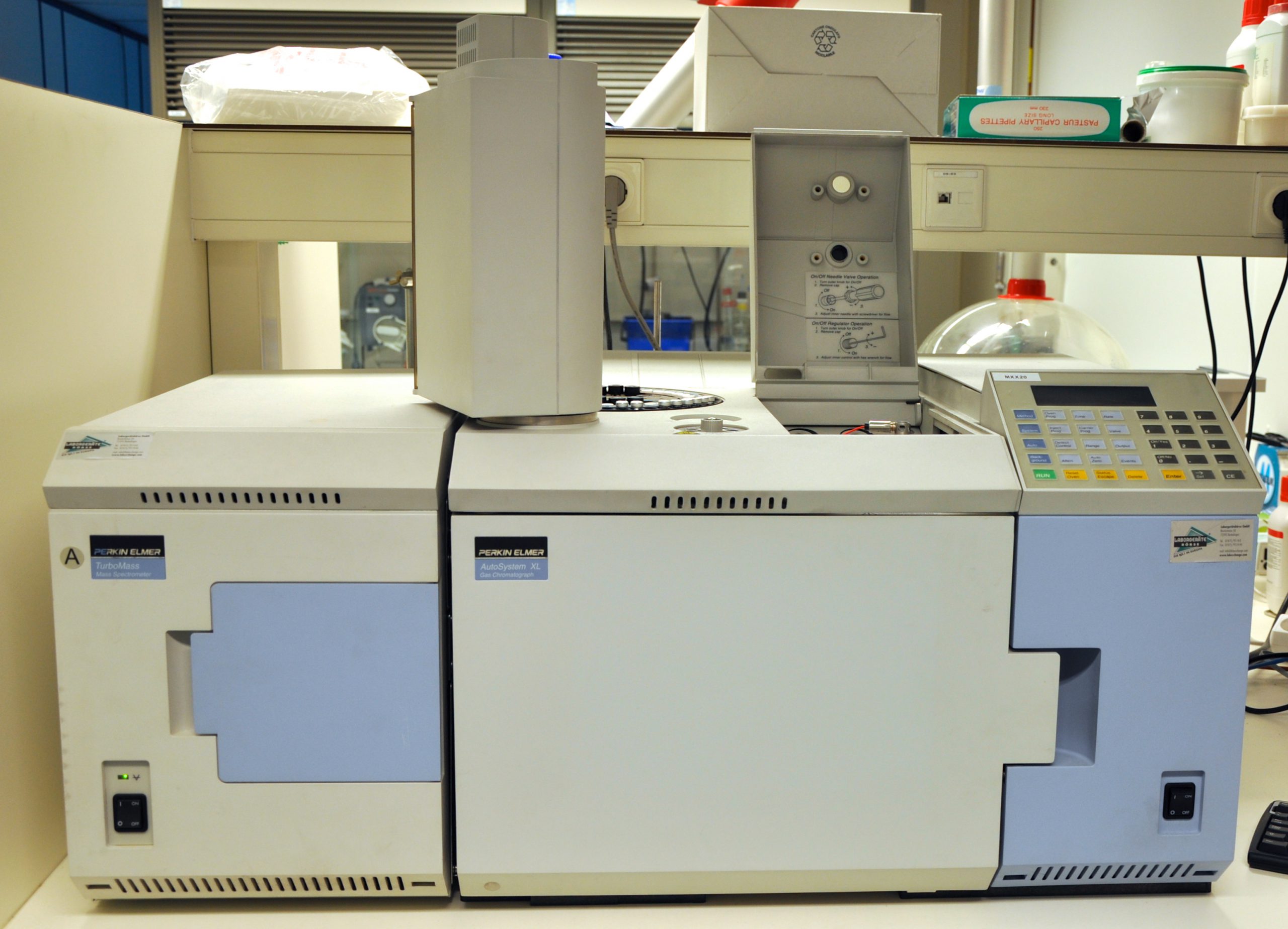 Perkin Elmer GCMS + Edwards Vacuümpomp Gemini BV