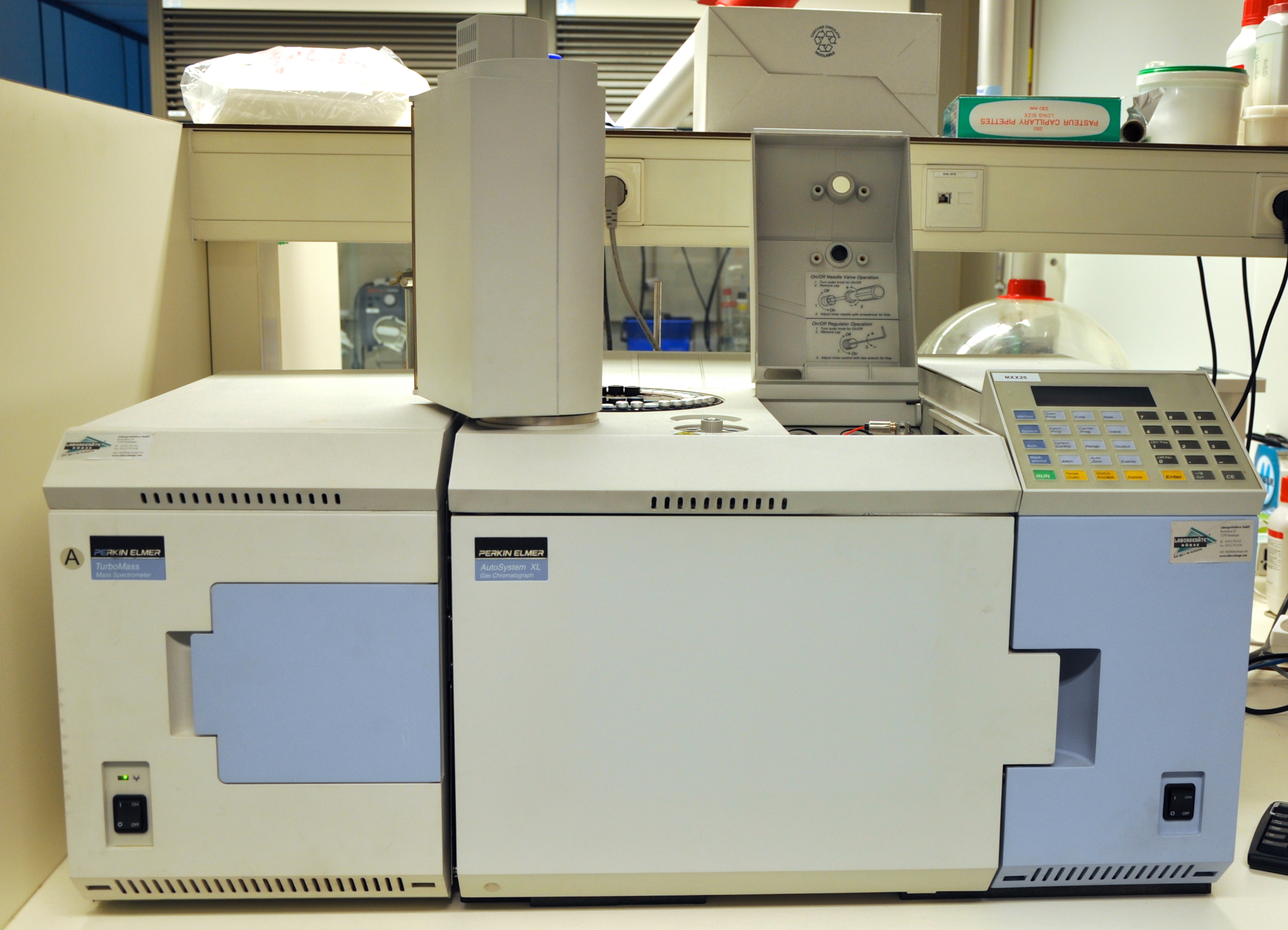 Perkin Elmer GCMS + Edwards Vacuümpomp Gemini BV