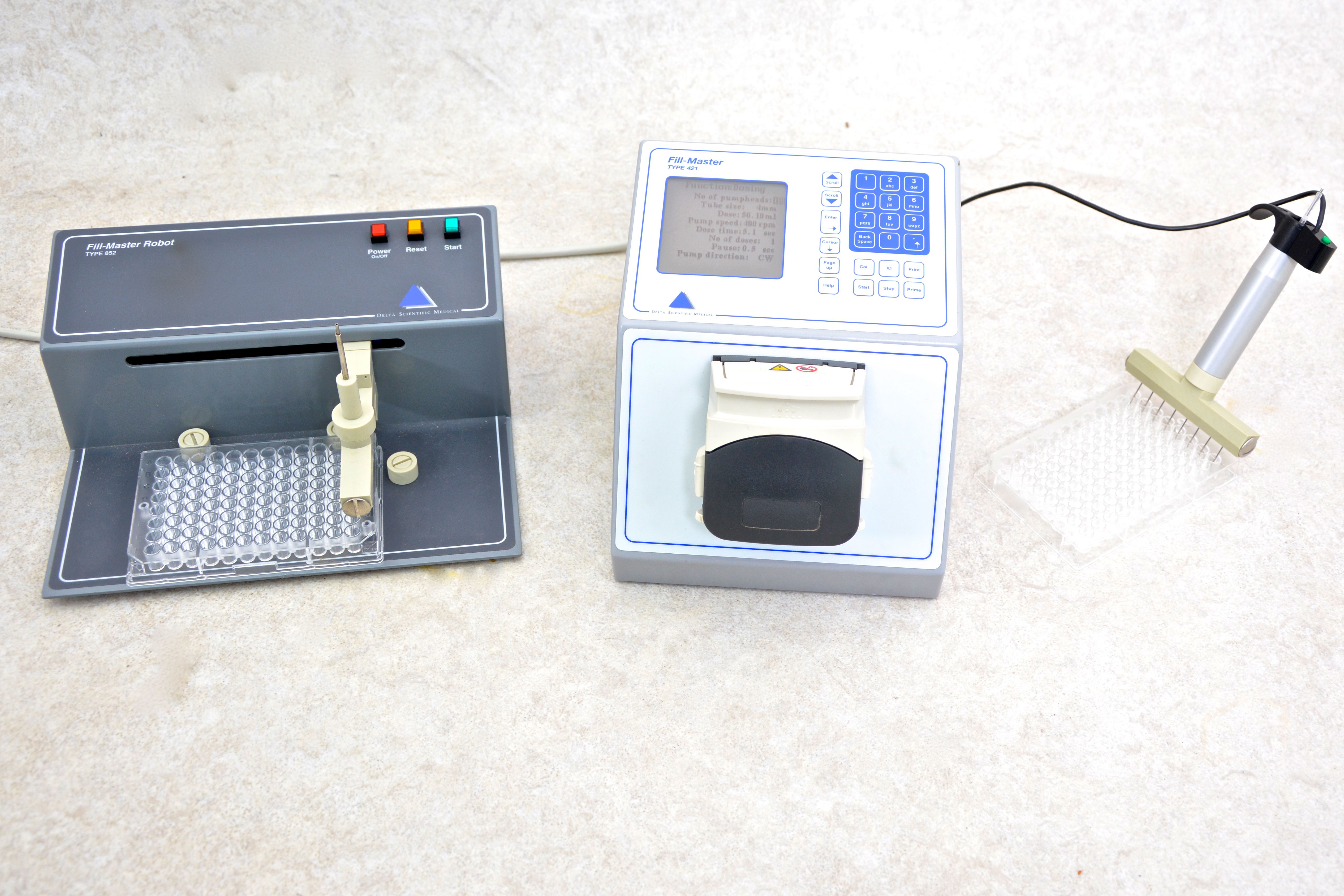 Delta Scientific Medical Fill Master 421 met Fill Master Robot 852