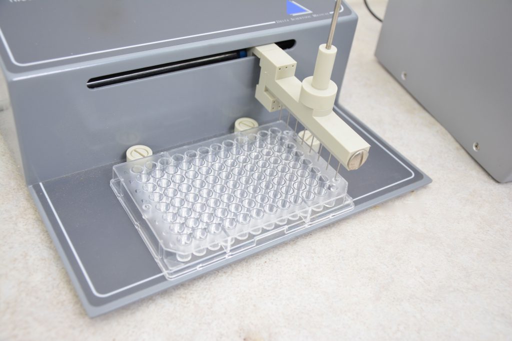 Delta Scientific Medical Fill Master 421 met Fill Master Robot 852