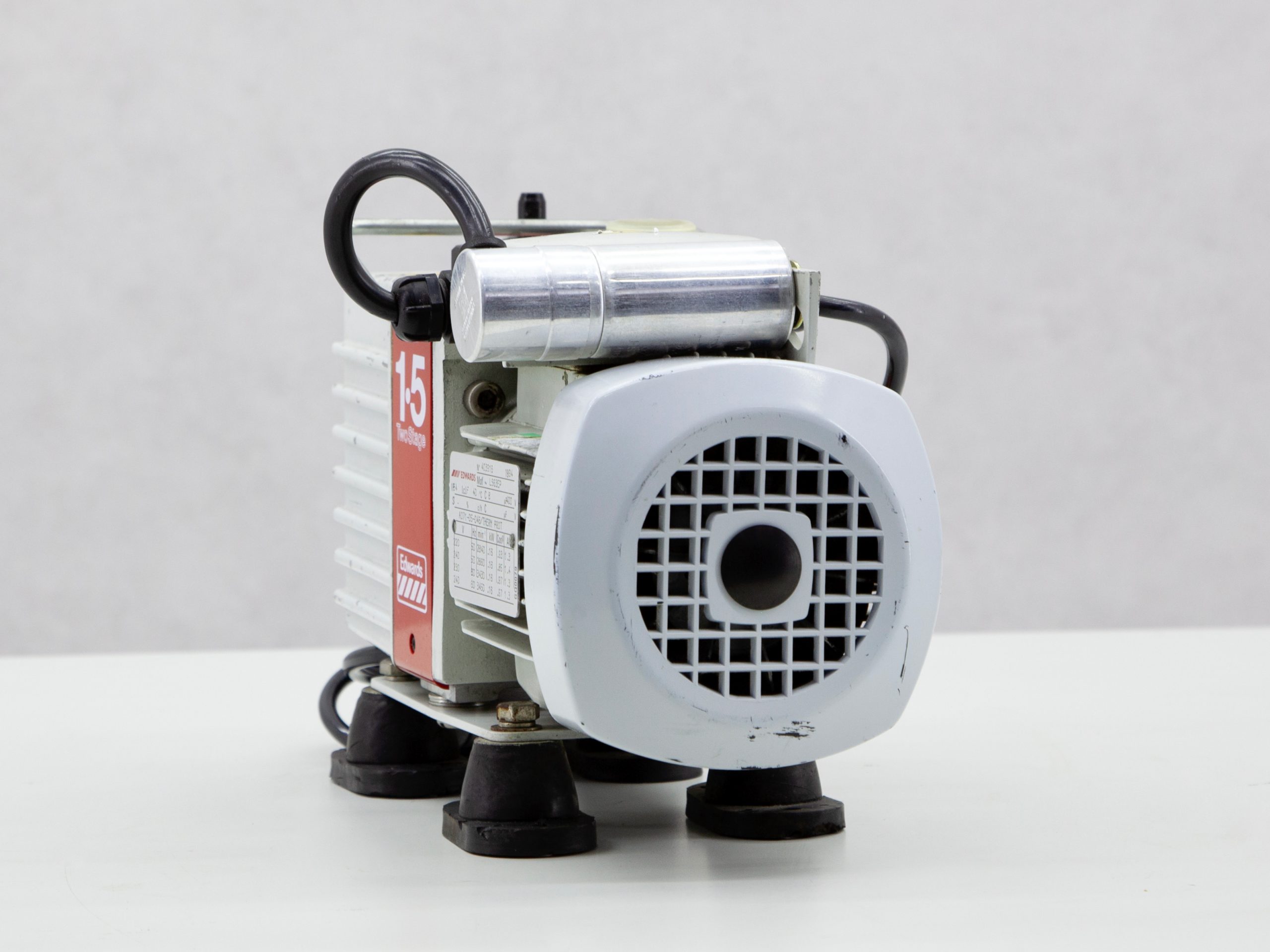 5931 Edwards E2M1.5 vacuumpomp 01