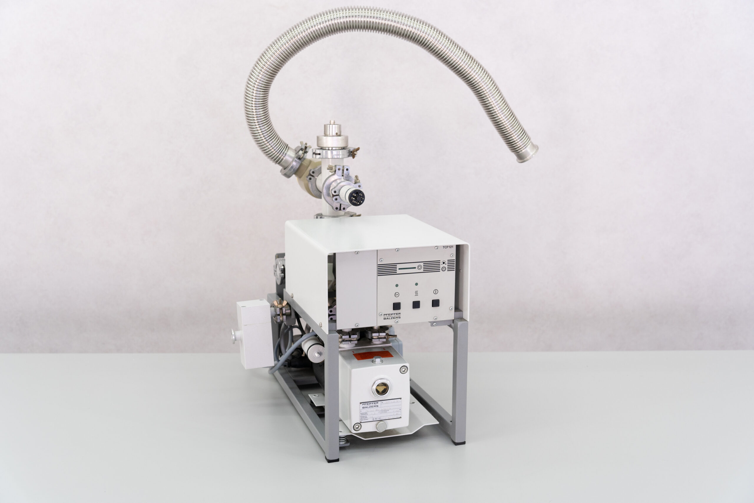 6653 Balzers TSH 060 - TPH 062 Diep vacuumsysteem met turbomoleculaire pomp 01