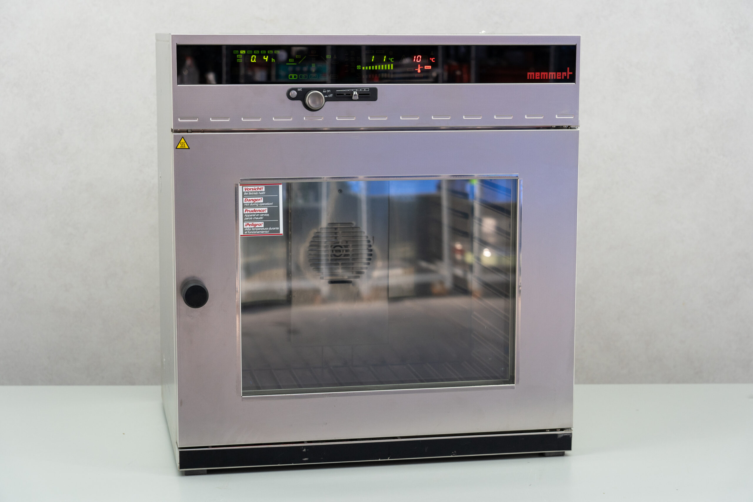 6749 Memmert UFE 500 Oven 01